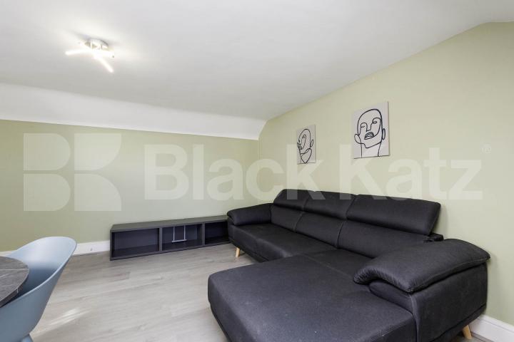 refurbished split level top floor 1 bedroom property in Clapton Thistlewaite Road, Clapton